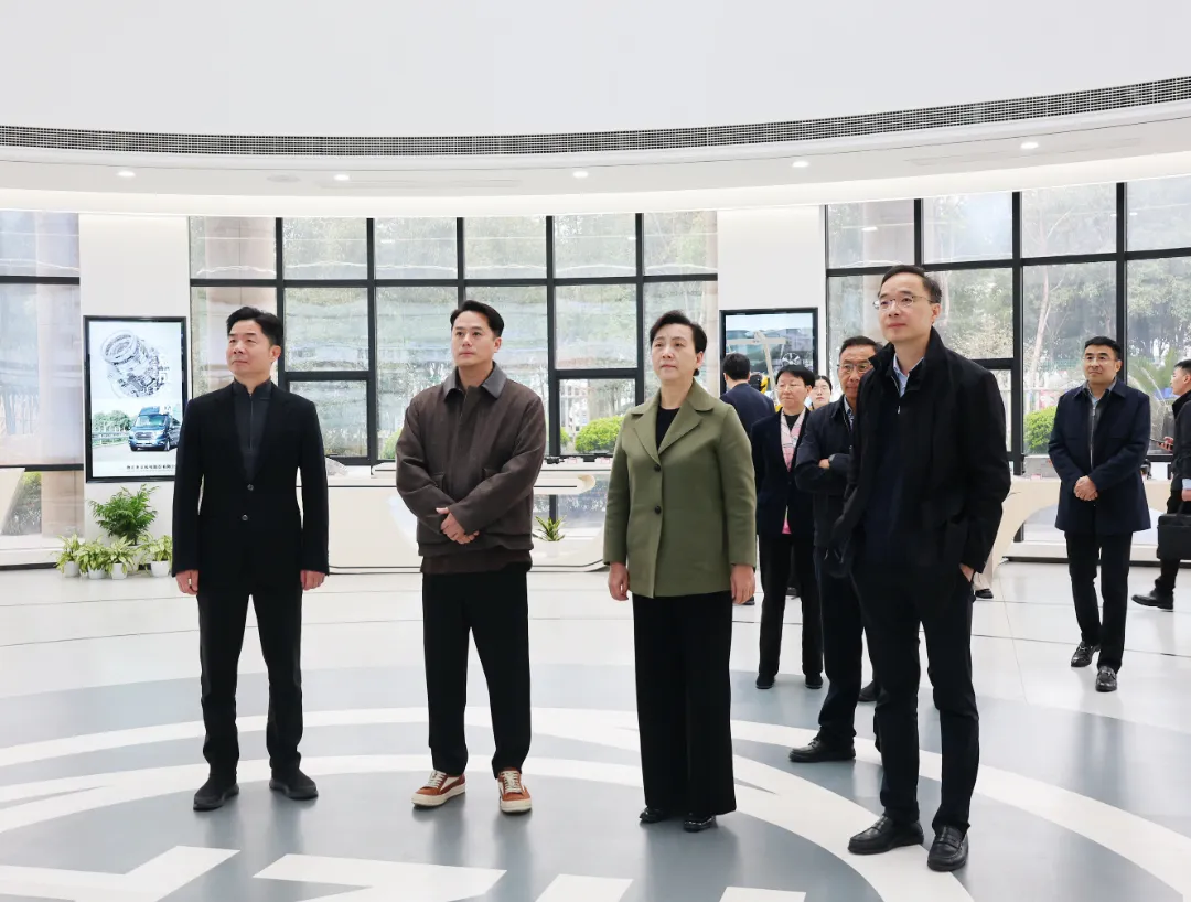 चायनीज पीपल्स पॉलिटिकल कन्सल्टेटिव्ह कॉन्फरन्स (CPPCC) च्या हांगझोउ म्युनिसिपल कमिटीचे अध्यक्ष वांग वेनक्सू, झाओफेंग कंपनी लिमिटेडची चौकशी करतात.